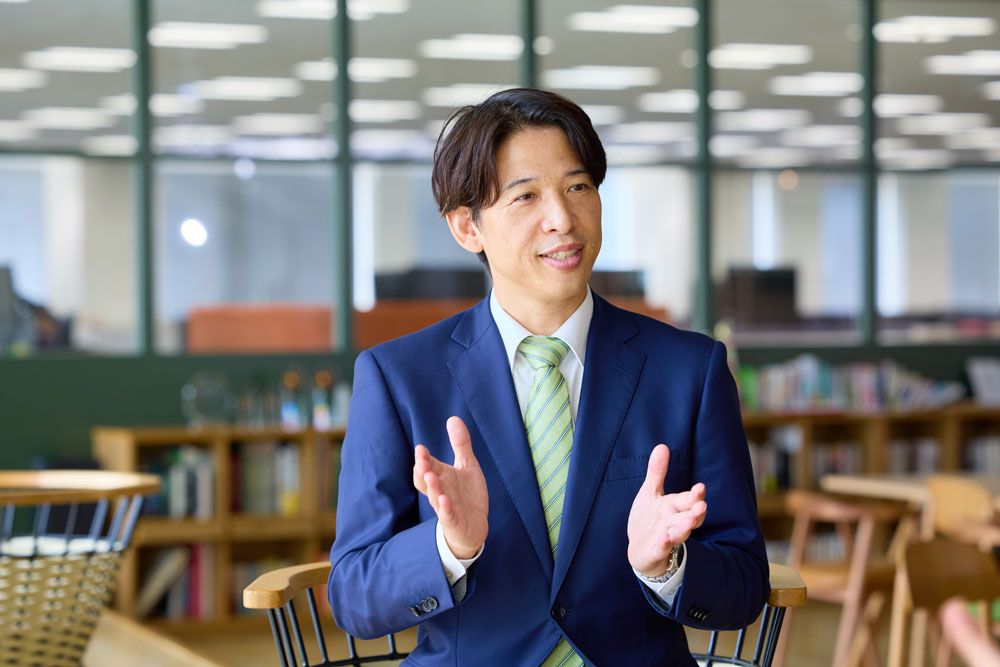 契約可能年齢の拡大について語る横澤社長