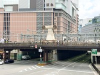 中央分離帯で北に向いてそびえ立つ換気塔