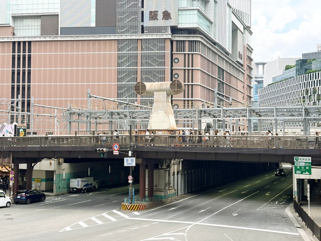 中央分離帯で北に向いてそびえ立つ換気塔