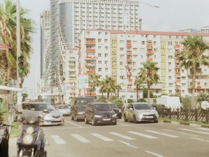 白いワイシャツの学生服、まぶしすぎて嫉妬さえしてしまう…