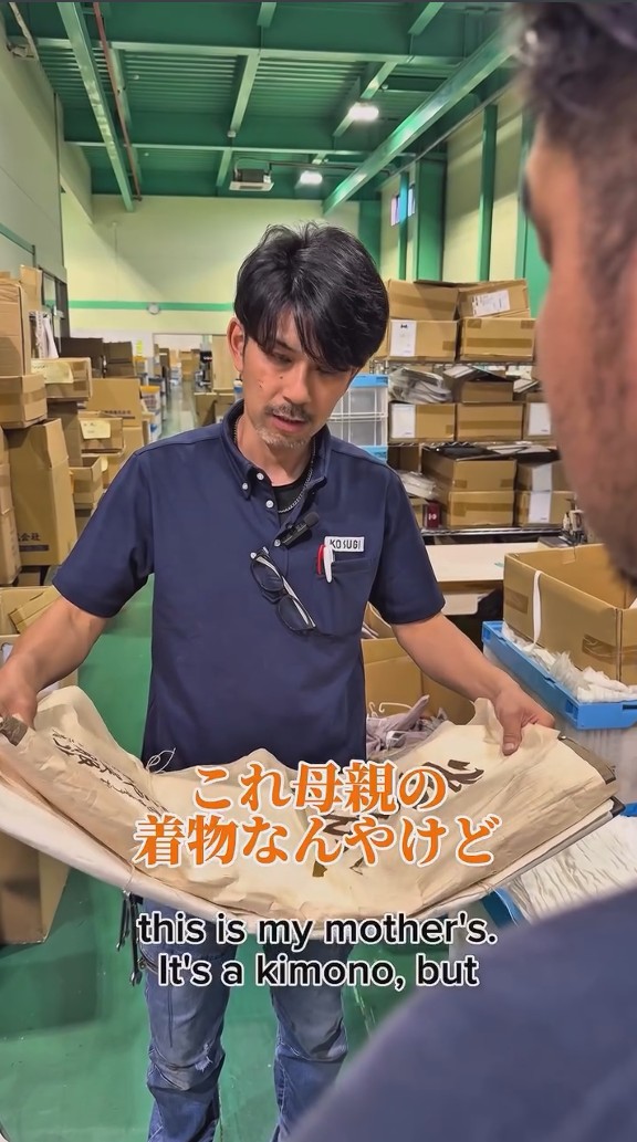 母親の着物を手に、リメイクの相談をする工場長／小杉織物さん（@kosugiorimono_official）提供