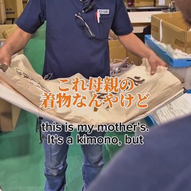 母親の着物を手に、リメイクの相談をする工場長／小杉織物さん（@kosugiorimono_official）提供