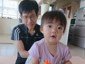 孫のために育児休暇　自分の子は「やむを得ず」だったけど　新しい仕組みづくりじわり