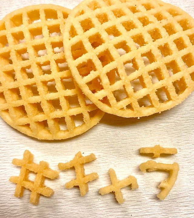 公式も挑戦「ボクも #あみじゃが で #チャレンジ してみたの」（キャラメルコーン【東ハト公式】ツイートより）