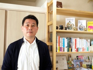 本屋　象の旅（神奈川）　横浜の住宅街、大きな窓は「ままならなさ」の向こう側へ開いている