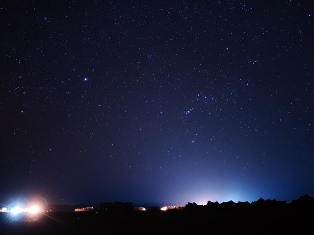 満天に星が輝く砂漠の夜空（写真は上原さん提供）