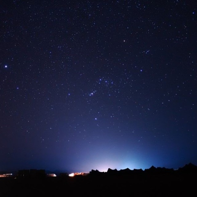 満天に星が輝く砂漠の夜空（写真は上原さん提供）