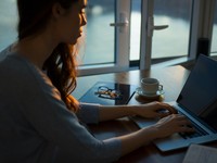 相手はパソコン。6年間積もりに積もった感情を一心不乱に打ち続けた