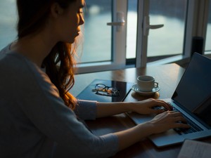 相手はパソコン。6年間積もりに積もった感情を一心不乱に打ち続けた