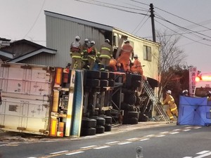 宮城・石巻市の国道で大型トレーラーが横転し住宅に突っ込む　住人にけが無し