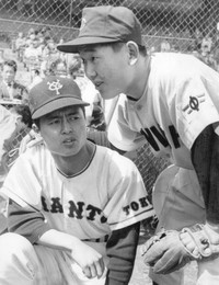 現役時代の王貞治氏（左）と板東英二さん＝1959年