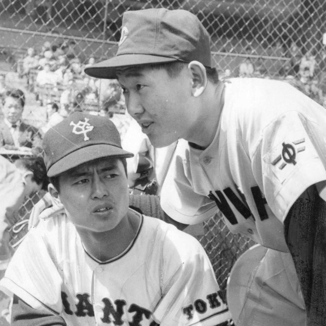 現役時代の王貞治氏（左）と板東英二さん＝1959年