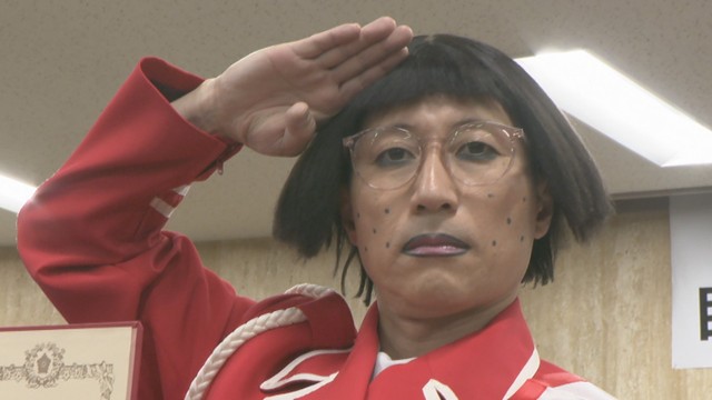 「脇見すな！」吉本新喜劇のすっちーさん　ギャグで高校生に自転車の安全利用を呼び掛け　岡山市