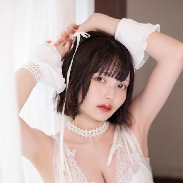 「BEEEEM」3号に登場したすずら（撮影：江嶋綾恵梨　撮影協力：河邉有実莉　スタイリスト：馳尾潤子（Jstyles）　ヘアメイク：yukky（oddcolor）、安藤沙樹　提供：BEEEEM編集部）
