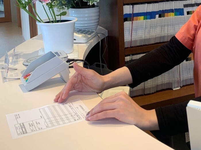 受付や会計も行う（ちかさん提供）