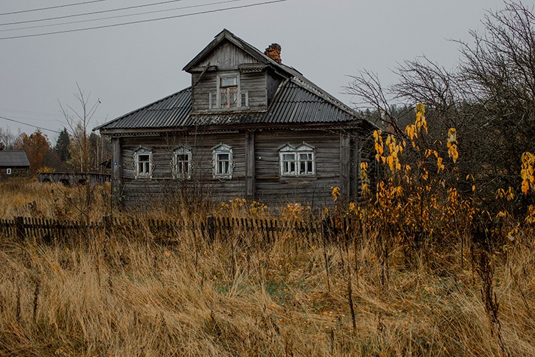 **EMBARGO: No electronic distribution, Web posting or street sales before Saturday 3:01 a.m. ET Oct. 24, 2020. No exceptions for any reasons. EMBARGO set by source.** An abandoned home in Povalikhino, Russia, some 300 miles northeast of Moscow, Oct. 15, 2020. The mayoral election of Marina Udgodskaya, a cleaning lady at city hall who had been asked to run in order to help create the illusion of democratic choice, has precipitated a national media frenzy. (Emile Ducke/The New York Times)