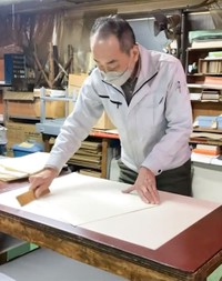 瞬く間に大きな紙を折り上げていきます（画像提供：渡邉製本株式会社 ※動画よりキャプチャ）