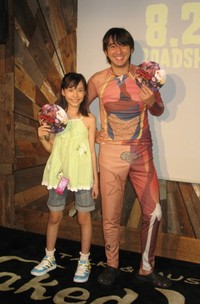 人体模型の全身タイツで登場した黒田勇樹（右）とはるかぜちゃんこと春名風花=2012年撮影