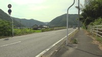 県道を歩いていた男性が軽自動車にはねられ重体　岡山市