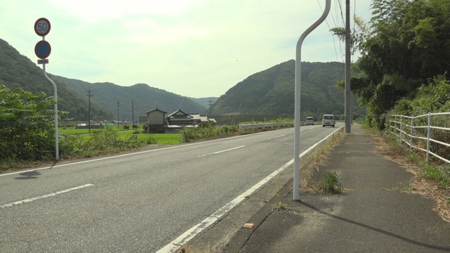 県道を歩いていた男性が軽自動車にはねられ重体　岡山市