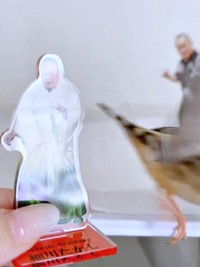 何度か「白菜たかし」をついばんだあと、立ち去ったキンカチョウの「しめじ」ちゃん（画像提供：ハクサイーヌ（固定）@レタスの飼い主さん）