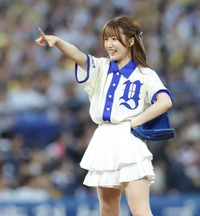 始球式の後、ポーズを決めるライバー・どかち＝横浜スタジアム