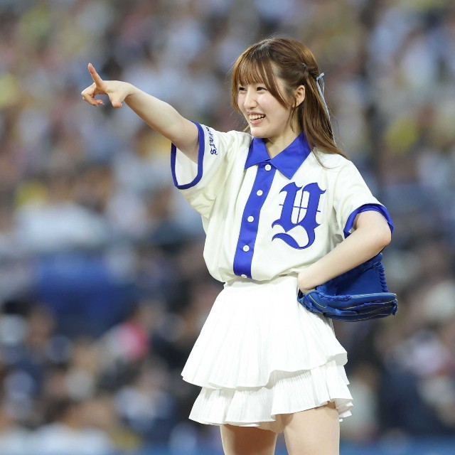 始球式の後、ポーズを決めるライバー・どかち＝横浜スタジアム
