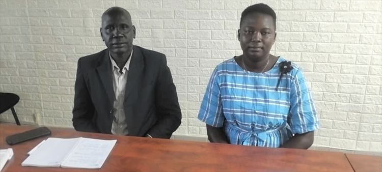 国家選挙管理委員会局長のバルナバ・マイヨー＝デンさん（左）とアイエテ・スーザン＝アレックスさん