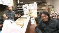店主の山上さんと40年来の常連客