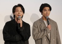 「劇場版 SPY×FAMILY CODE: White」舞台挨拶に登壇した（左から）中村倫也、賀来賢人＝都内