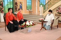黒柳徹子さん（右）とトークを展開する吉田兄弟