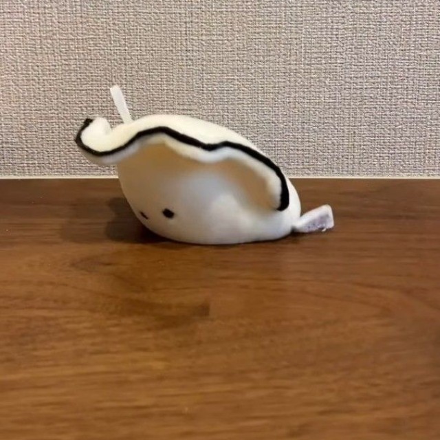穴に吸い込まれていく！？（「保護猫あぶら&ぽんず」さん提供、Instagramよりキャプチャ撮影）