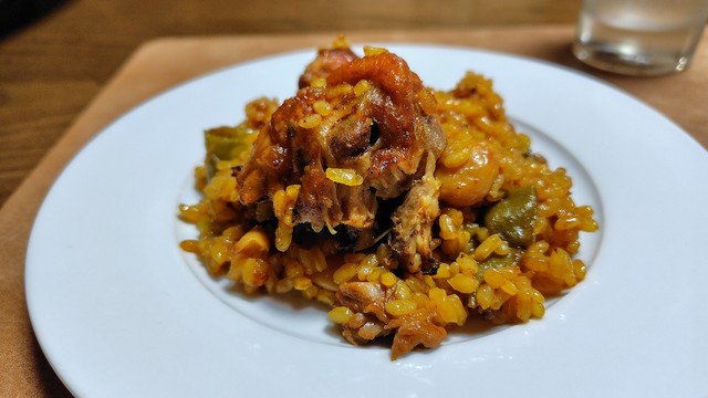 トマトのほか塩だけで味付けされたとは思えない味わいのパエリア