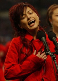 サッカーの日本対バーレーン戦で国歌独唱する相川七瀬＝2004年