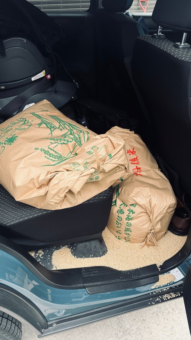 後部座席と足元にまで米粒が広がった、精米前の思わぬ車内トラブル／むちことこつぶさん（@muchi.photo）提供