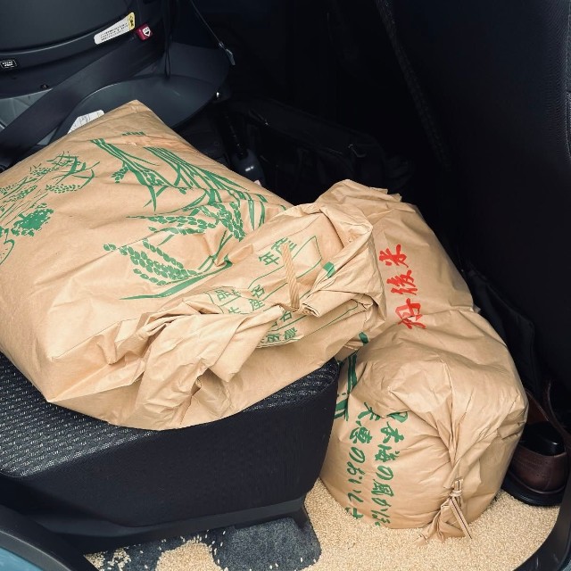 後部座席と足元にまで米粒が広がった、精米前の思わぬ車内トラブル／むちことこつぶさん（@muchi.photo）提供
