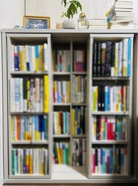 本棚でスタンバイ中の「積読」／しろ。読書さん（@mashiro_book）提供