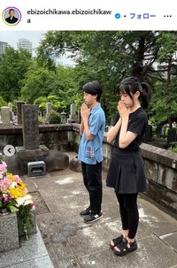 市川團十郎のインスタグラム@ebizoichikawa.ebizoichikawaより　麻央さんのお墓参りをする新之助とぼたん