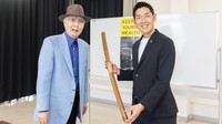 八名信夫さんが日本刀を寄贈（備前長船刀剣博物館提供）