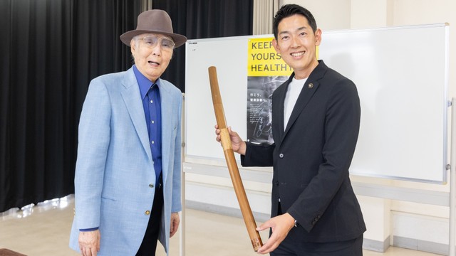 八名信夫さんが日本刀を寄贈（備前長船刀剣博物館提供）