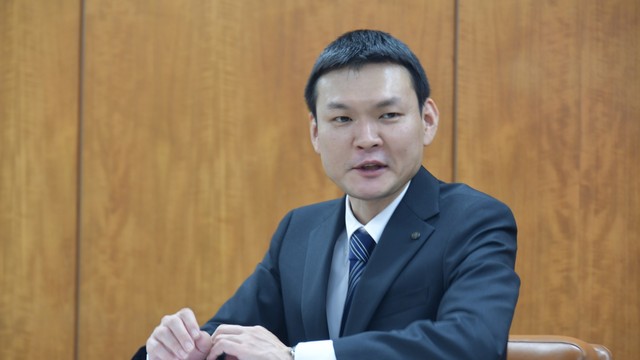 高松市の新しい副市長に内閣府沖縄振興局参事官などを歴任した小泉誠さんが就任