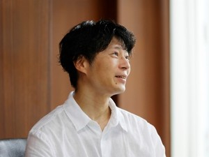 文學界新人賞・村司侑さん　先に小説家になった妻に嫉妬。自己憐憫をやめたら書けた「ソリティアおじさんがいた頃」＃39