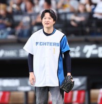 ファーストピッチセレモニーに登場した逢坂良太＝エスコンフィールド北海道