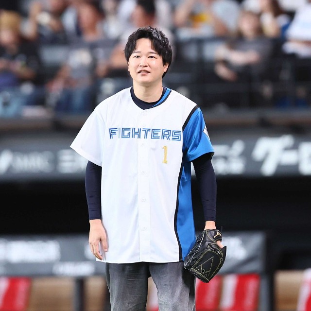 ファーストピッチセレモニーに登場した逢坂良太＝エスコンフィールド北海道