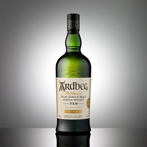 アードベッグ史上最高度数61.7%！伝説の“10年”がカスクストレングスでよみがえる、「アードベッグ 10年 カスクストレングス」。