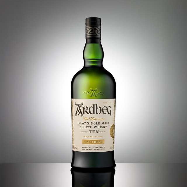 アードベッグ史上最高度数61.7%！<br>伝説の“10年”がカスクストレングスでよみがえる、<br>「アードベッグ 10年 カスクストレングス」。