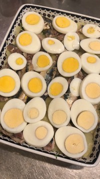 卵とイワシを重ねますわ（提供：お菓子作り お嬢様さん）