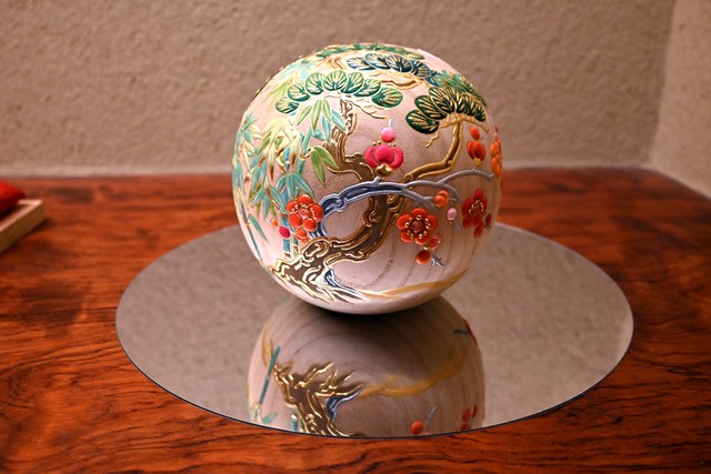 木地に胡粉を盛り上げて彩色した華やかな胡粉高盛金彩作品