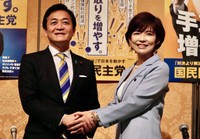 国民民主党の玉木雄一郎代表（左）と握手する多田ひとみ氏