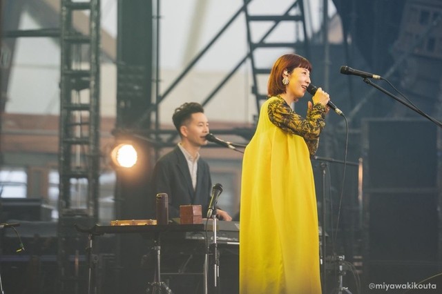 夫婦デュオ・ハンバートハンバートの佐藤良成さん（左）と佐野遊穂さん＝島根県出雲市内（ｍｉｙａｗａｋｉｋｏｕｔａ撮影）